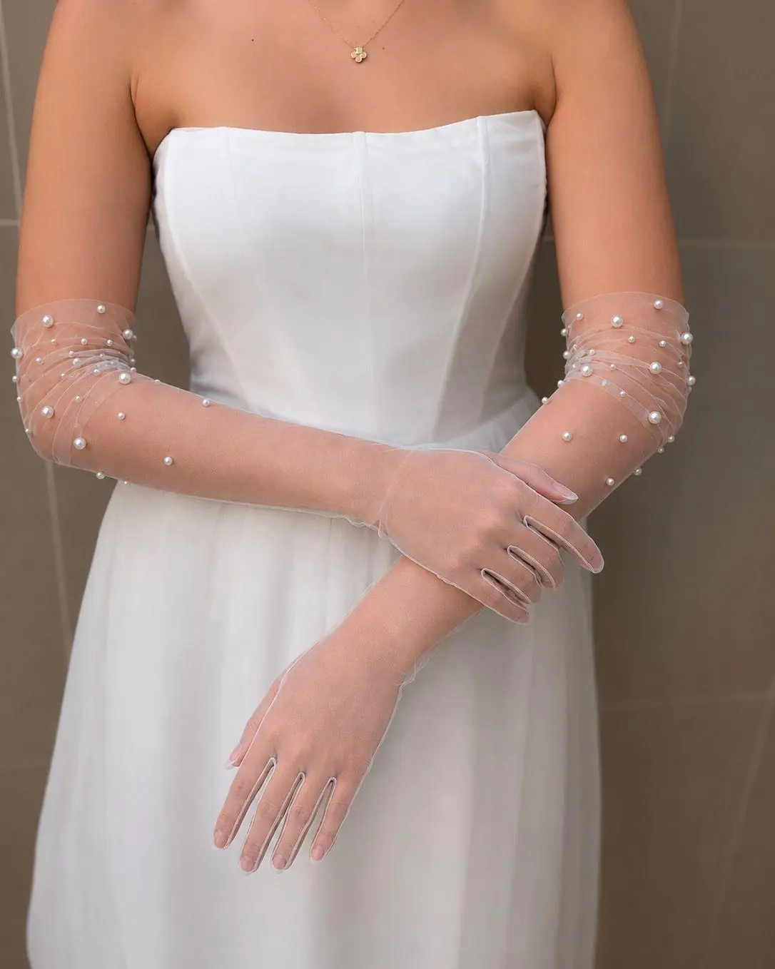 Tulle gloves with pearls