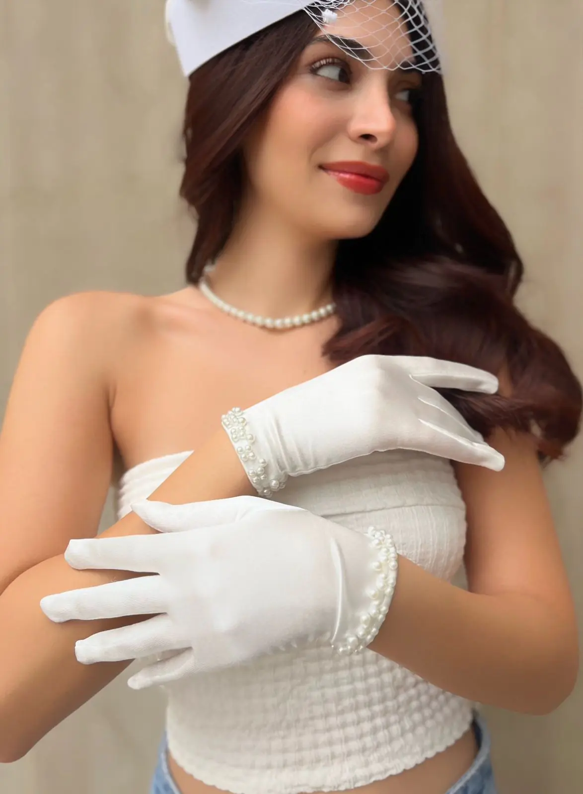 Short satin gloves with pearls