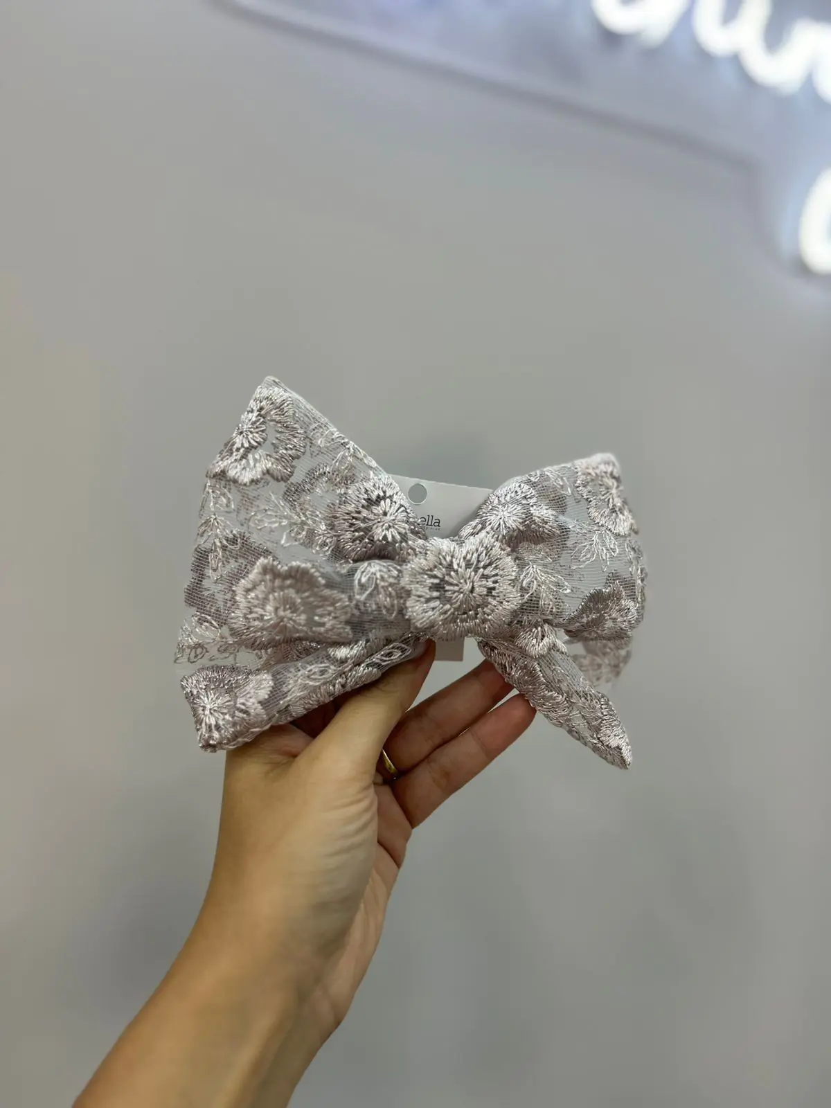 Dentelle bow clip